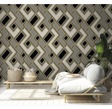 Woonkamer met geometrisch patroonbehang, bank en kamerplant