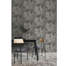 Interieur met eettafel, stoelen en abstract grijs behang