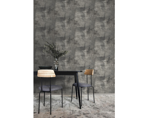 Interieur met eettafel, stoelen en abstract grijs behang