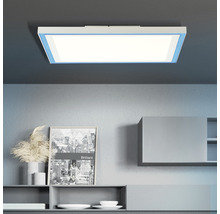 Plafondlamp in moderne woonkamer met indirecte verlichting