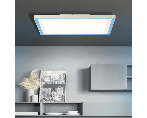 Plafondlamp in moderne woonkamer met indirecte verlichting