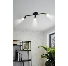 Zwarte plafondlamp met drie spots in de kamer