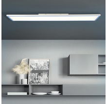 Rechthoekige plafondlamp in een moderne woonkamer