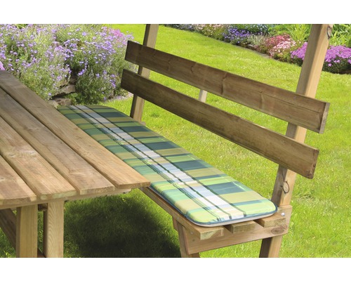Tuinmeubilair met bankkussen in de tuin