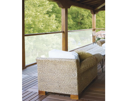 Terras met zitje, tafel en glazen balustrade