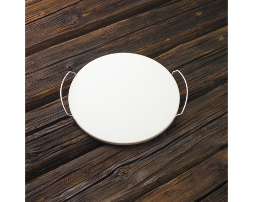 Ronde pizzasteen met handgrepen op houten achtergrond