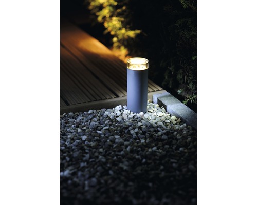 Tuinlamp van metaal en kunststof op grindpad