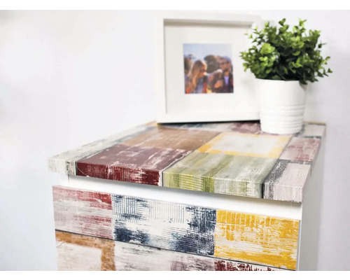 Ladekast met veelkleurig decor en decoratieartikelen