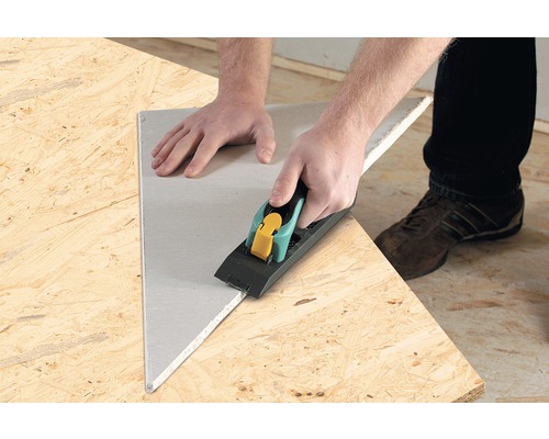 Een gipsplaatsnijder wordt gebruikt om een gipsplaat te snijden.