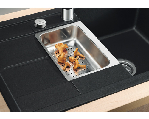 Spoelbak met afdruiprek en cantharellen