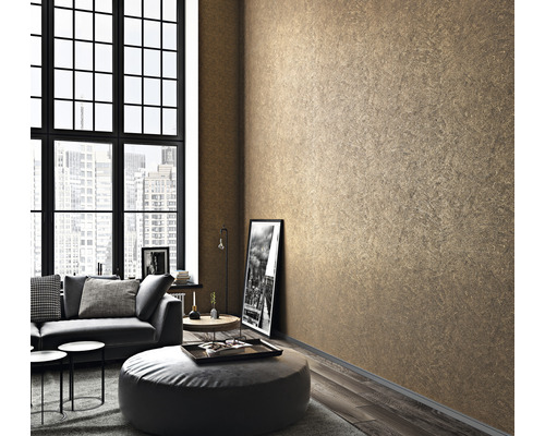 Woonkamer met gestructureerd behang en moderne inrichting