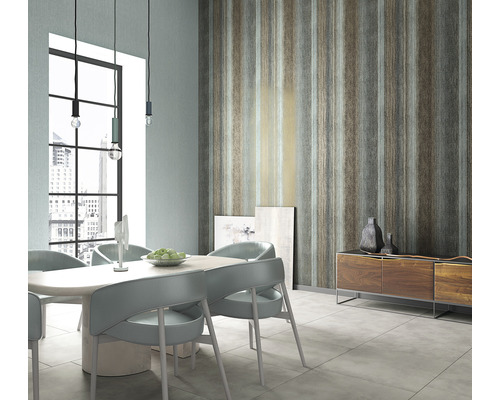 Eetkamer met eettafel, stoelen en gestreept behang