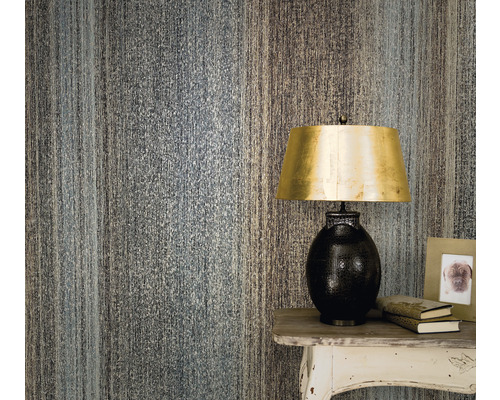 Decoratief behang met lineair patroon in interieur naast tafellamp