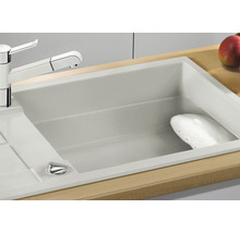 Spoelbak met kraan en afwasmiddel op werkblad