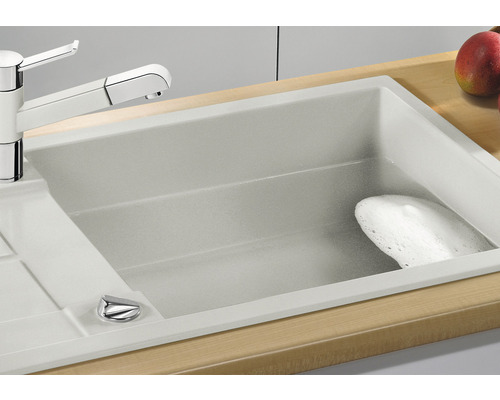 Spoelbak met kraan en afwasmiddel op werkblad