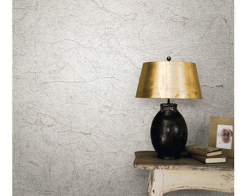 Woonkamer met structuurbehang met craquelé-effect, tafellamp en decoratie