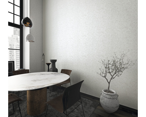 Lichte eetkamer met eettafel, stoelen en kamerplant in een pot