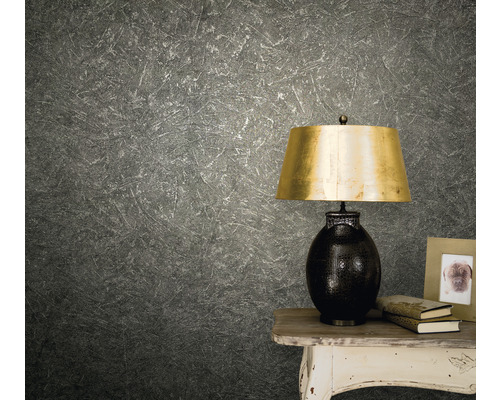 Grijs vliesbehang met een tafellamp op een tafel