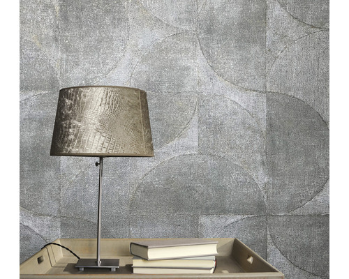 Scene met patroonbehang, tafellamp en boeken