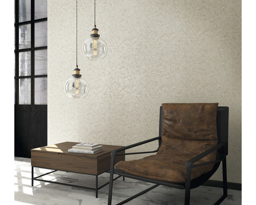 Woonkamer met fauteuil, tafel en twee hanglampen