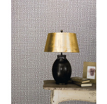 Scene met textielbehang, lamp en decoratie op een tafel