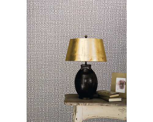 Scene met textielbehang, lamp en decoratie op een tafel