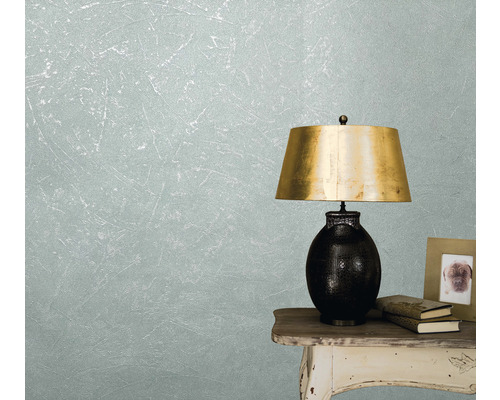 Close-up van een muur met vliesbehang en decoratie