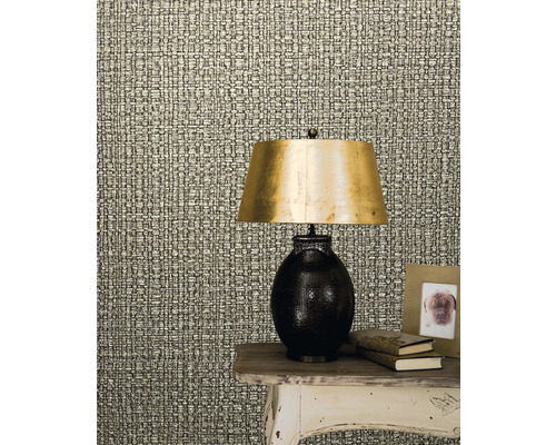 Close-up van een wandbekleding met textielpatroon naast een tafellamp