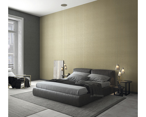 Slaapkamer met tweepersoonsbed, fauteuils en patroonbehang