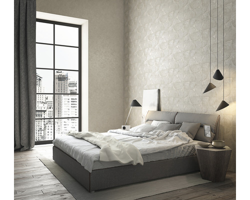 Moderne slaapkamer met bed, nachtkastje en groot raam.