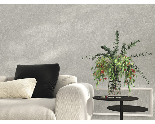 Woonkamer met bank, kussens, tafel en decoratie