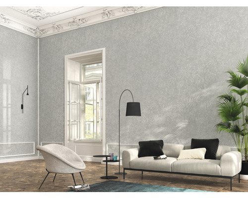 Woonkamer met grijs patroonbehang, bank, fauteuil en kamerplant