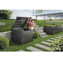 Tuinscene met plantenbak en composteerder in de tuin met moeder en kind die in de tuin werken.
