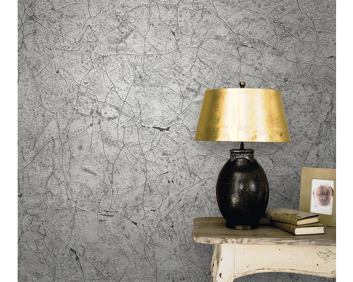 Woonkamer met behang met craquelé effect, lamp en tafel