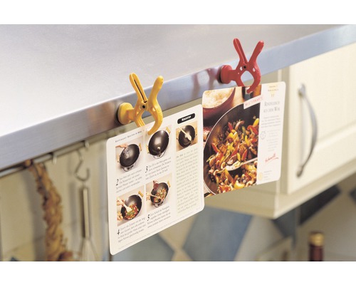 Magnetische receptkaarthouder met receptkaarten in de keuken
