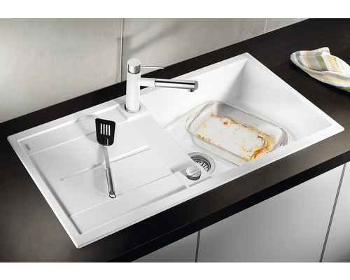 Spoelbak met kraan, snijplank en ovenschotel