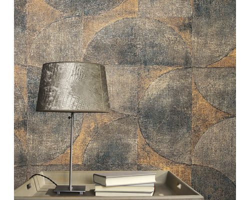 Decoratief behang met cirkelmotief naast een lamp op een tafel.