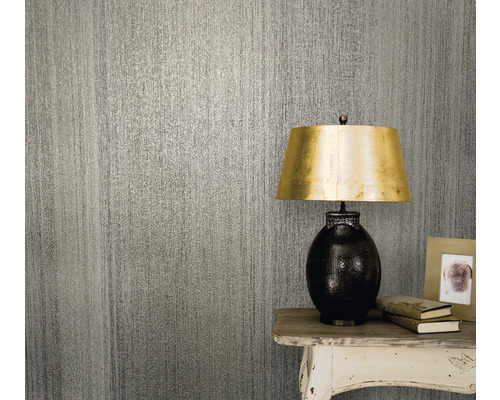 Behang met lineair patroon naast een lamp op een tafel