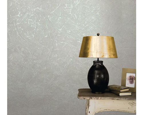 Licht, gestructureerd behang met tafellamp