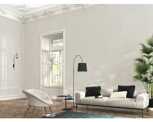 Woonkamer met bank, fauteuil en decoraties in een helder, ruimtelijk ontwerp