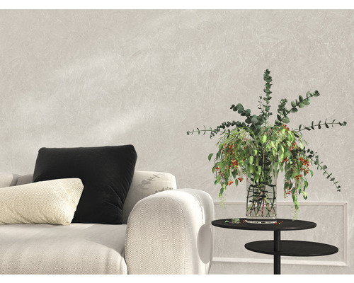 Woonkamerscène met bank, kussens, bijzettafel en bloemenvaas