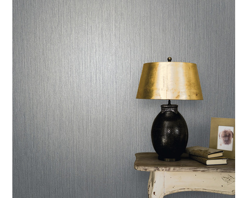 Behang met verticaal streepmotief naast tafellamp op kleine tafel