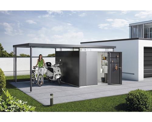 Scène met een gereedschapsschuur, een carport, een scooter en een fiets in de tuin