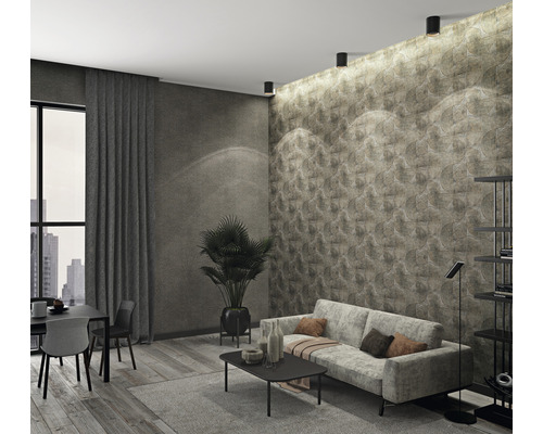 Woonkamer met bank, tafel, stoelen, lamp en decoratieve wanddecoratie