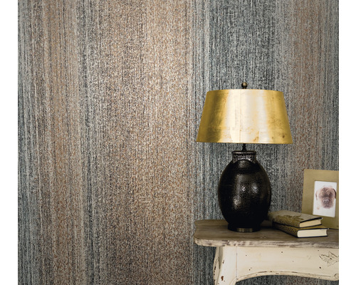 Close-up van een kamer met een gestructureerd behang, een lamp en een bijzettafel.