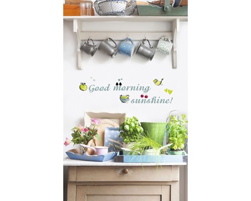 Wanddecoratie met plank, bekers en decoratie voor een heldere, georganiseerde sfeer.