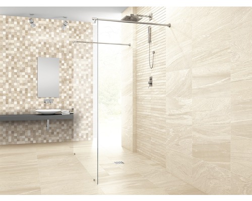 Badkamer met douche, wastafel en spiegel voor een mozaïekwand