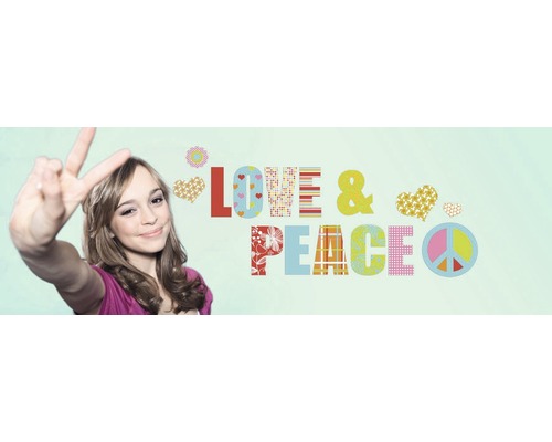 Decoratieve muursticker met de tekst liefde en vrede en een vrouw die een vredesteken maakt
