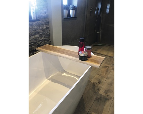 Badkamer met ligbad en plank voor badproducten