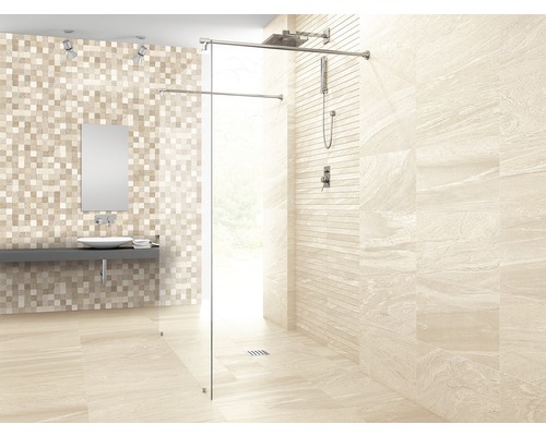 Lichte badkamer met douchecabine, wastafel en tegels